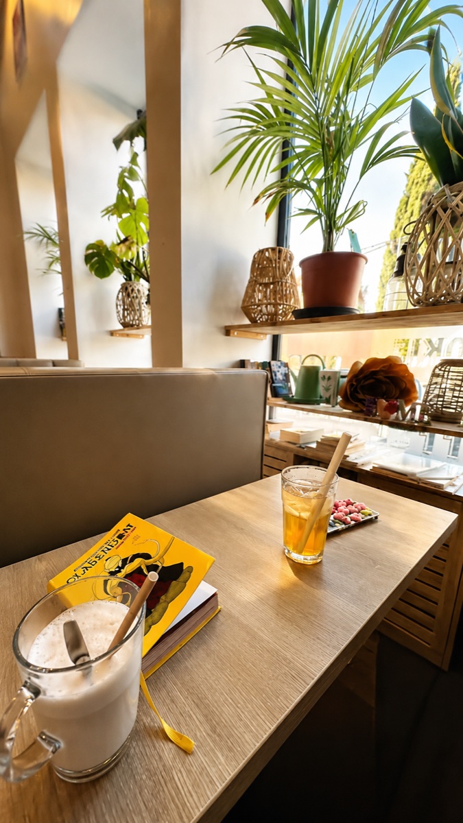 Table de Chez Cali Coffee avec boissons du matin